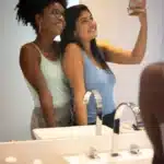 Ragazze Selfie in Bagno HowTechIsMade.com