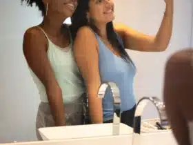 Ragazze Selfie in Bagno HowTechIsMade.com