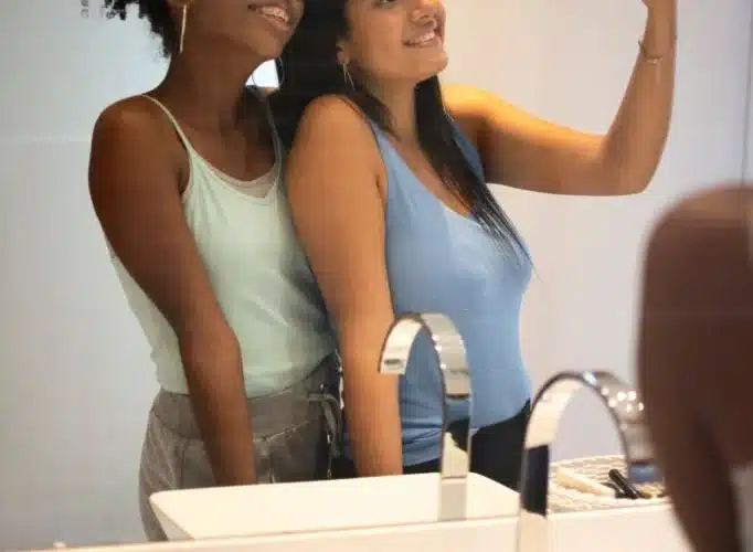 Ragazze Selfie in Bagno HowTechIsMade.com